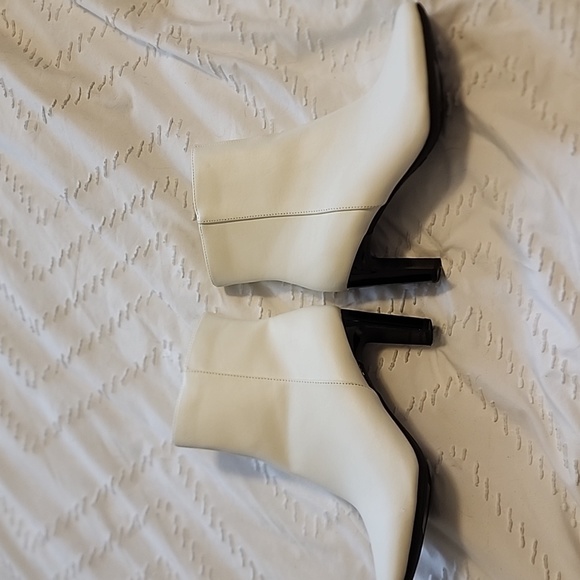 White heeled boot - Picture 3 of 3